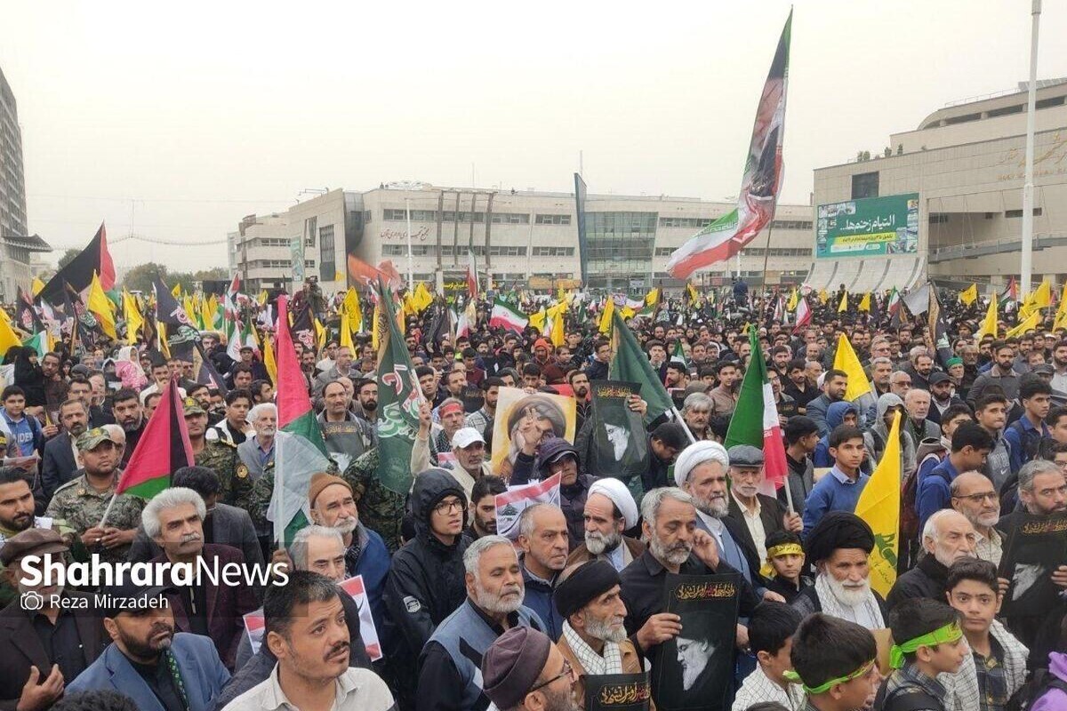 اجتماع بزرگ «حزب الله زنده است» با حضور جمع زیادی از زائران و مجاوران حرم مطهر رضوی در مشهد برگزار شد.