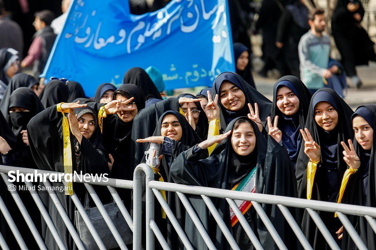 «مرگ بر آمریکا» صدای واحد دانش‌آموزان مشهدی | روایت شهرآرانیوز از راهپیمایی ۱۳ آبان+ فیلم