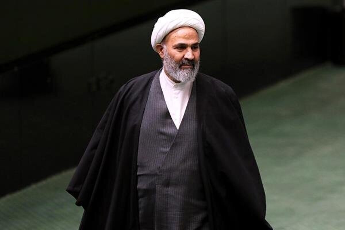 رئیس کمیسیون اصل ۹۰ مجلس شورای اسلامی گفت که لایحه بودجه سال ۱۴۰۴ استقراضی است و عدد بسیار بالایی از اوراق و صندوق برداشت شده، این اولین باری است که دولت در ابتدای سال سراغ صندوق توسعه ملی می‌رود.
