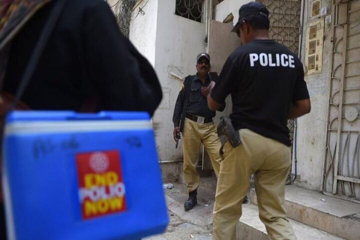 در پی حمله افراد مسلح به یک مرکز واکسیناسیون فلج اطفال در شمال غربی پاکستان، دست کم یک نیروی امنیتی کشته شد.