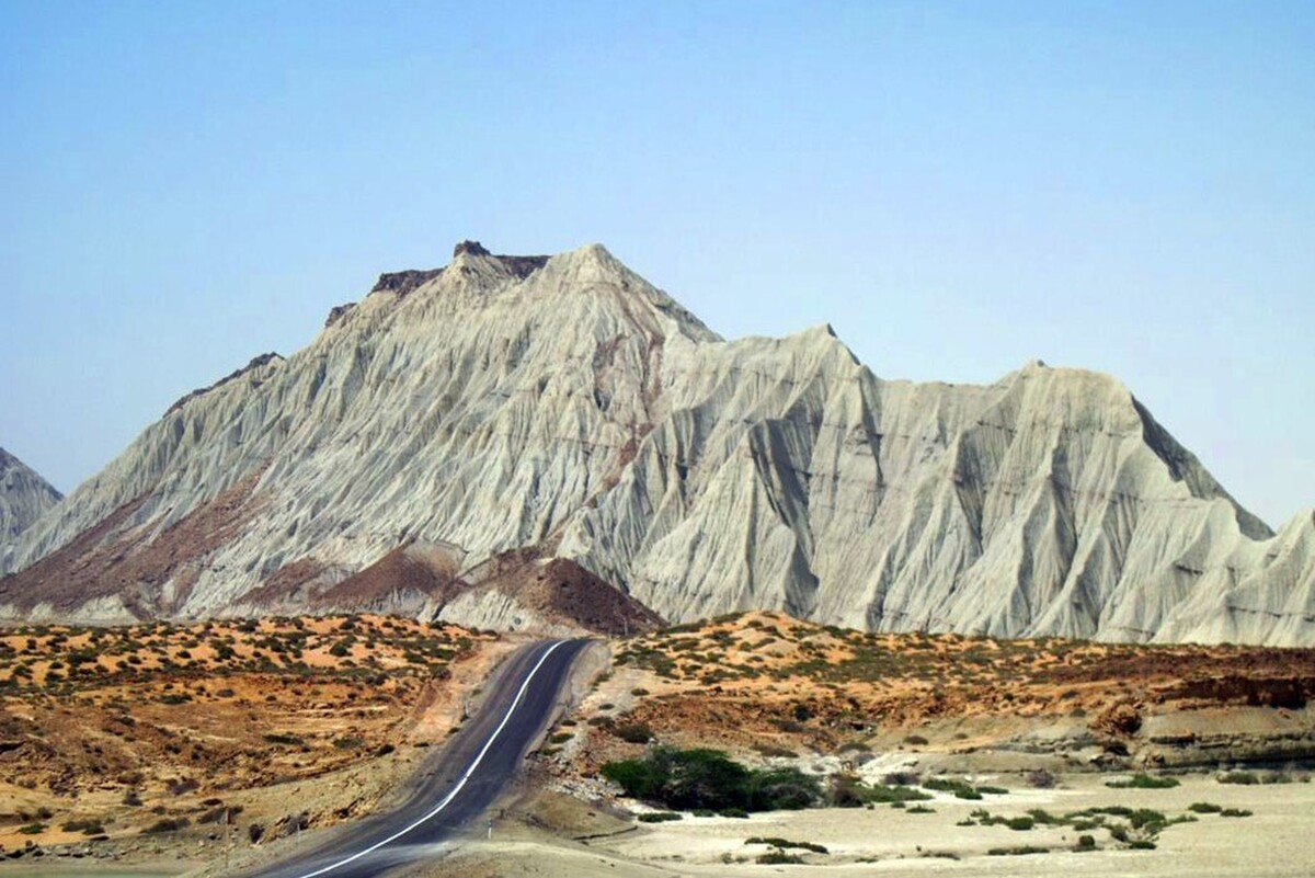 طبیعت ایران زمین به خودی خود زیبا و شگفت انگیز است و در هر گوشه این سرزمین که پا بگذارید نشانه‌هایی از هنر دست طبیعت را می‌بینید که با ترکیب رنگ‌ها و با به کارگیری عناصر چهارگانه، پدیده‌ای آفریده شده که شاید در هیچ کجای دیگر از این کره خالی نتوان نمونه آن را دید.