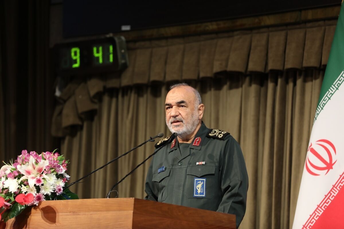 فرمانده کل سپاه پاسداران با بیان اینکه بعضی‌ها انتظار دارند ما به جای ارتش سوریه می‌رفتیم و می‌جنگیدیم، گفت: آیا این منطقی است که ما همه سپاه و بسیج را برای نبرد در یک کشور دیگری درگیر کنیم، در حالی که ارتش آن کشور تماشاچی ماجرا است؟