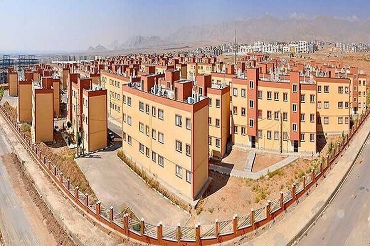 متقاضیان طرح نهضت ملی مسکن باید متأهل یا سرپرست‌خانوار بوده و حداقل ۵ سال سابقه سکونت در شهر مورد درخواست را داشته باشند.