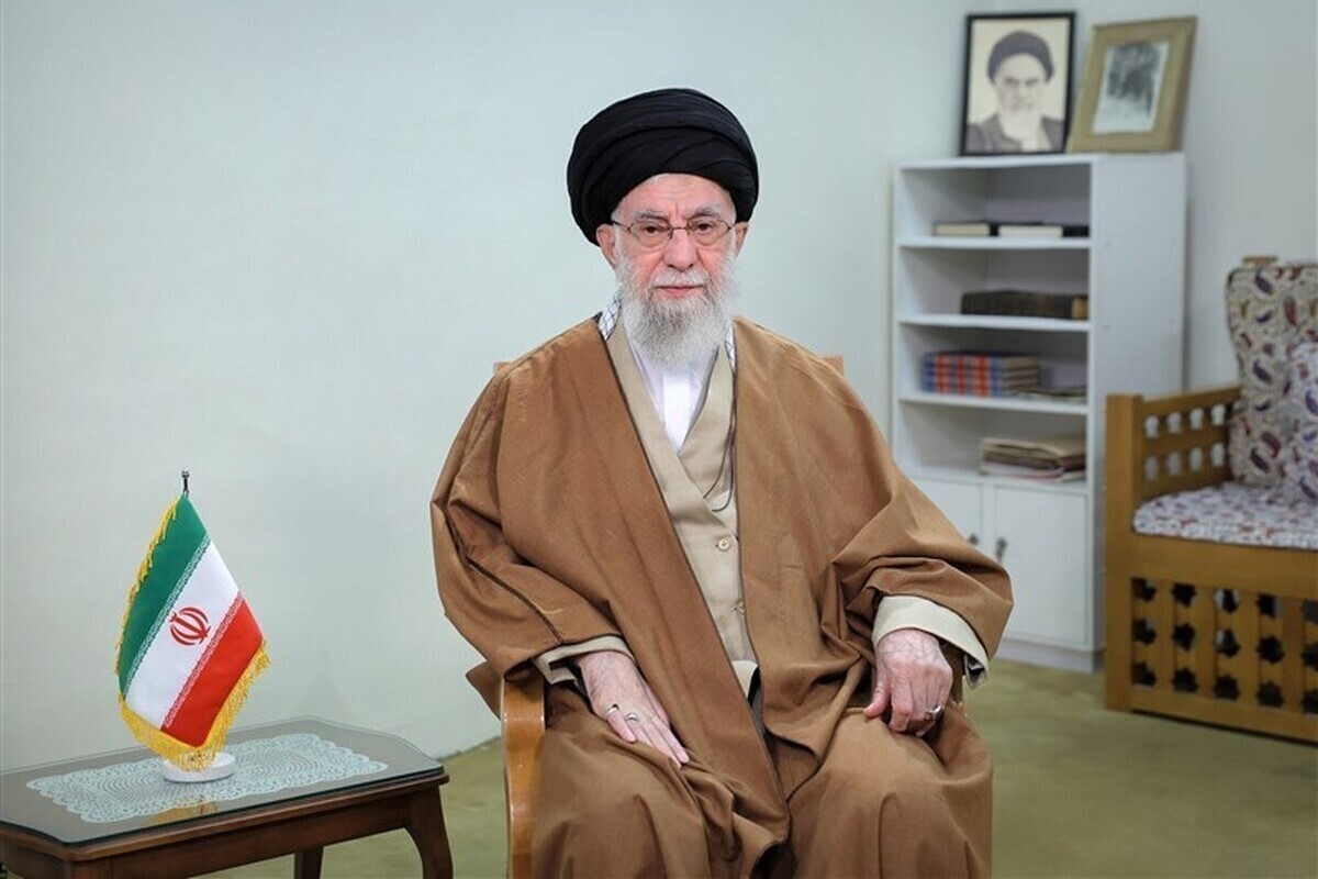 ماجرای نصب عکس عالم لارستانی در اتاق رهبر معظم انقلاب چیست؟