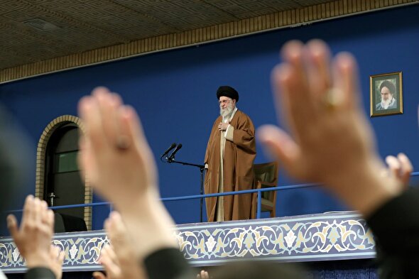 رهبر انقلاب اسلامی در دیدار نوروزی اقشار مردم و مسئولان: قدرت معنوی ملت ایران در حوادث ۱۴۰۳ آشکار شد | آمریکا هرگز با تهدید به جایی نخواهد رسید + فیلم و تصاویر