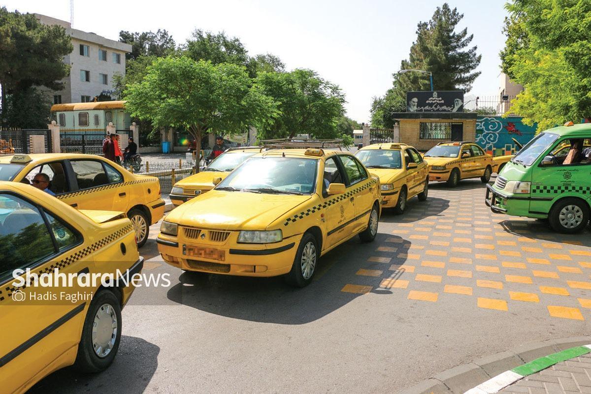 خدمت‌رسانی تاکسی‌های صلواتی در مسیر‌های منتهی به حرم مطهر رضوی در نوروز ۱۴۰۴