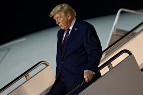 احتیاط ترامپ در پایین آمدن از پله‌ها توجه رسانه‌ها را جلب کرد