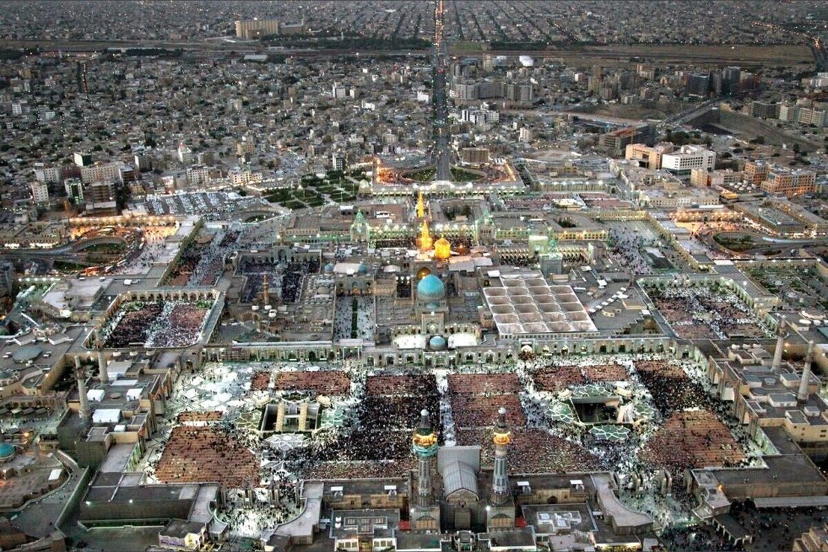 خودمانیم، تعارف که نداریم. اول و آخر همه ماجرا‌ها به مشهد ختم می‌شود. غمگین باشیم راهمان را کج می‌کنیم سمتِ مشهد و حرم. اگر شاد باشیم به شکرانه این حالِ خوب دوباره مشهد و حرم انتخابمان است. همه فیلم‌ها و فیلم‌نامه‌نویسان خیالشان برای گره‌گشایی فیلم راحت است، می‌توانند قصه را طوری پیش ببرند که شخصیت‌ها در آن سکانس پایانی برسند مشهد و انگار این کلمه معجزه می‌کند؛ مشهد، حرم، مشهد، حرم، مشهد...دهم دی ماه، روز مشهد مبارک.