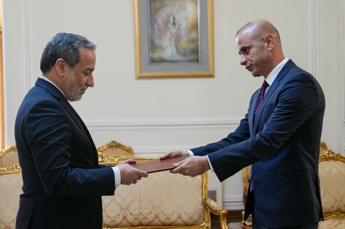 آغاز رسمی مأموریت سفرای جدید لبنان، آلمان و قرقیزستان با تقدیم رونوشت استوارنامه به عراقچی در تهران