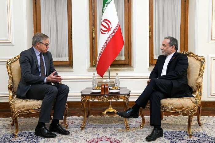 آغاز رسمی مأموریت سفرای جدید لبنان، آلمان و قرقیزستان با تقدیم رونوشت استوارنامه به عراقچی در تهران