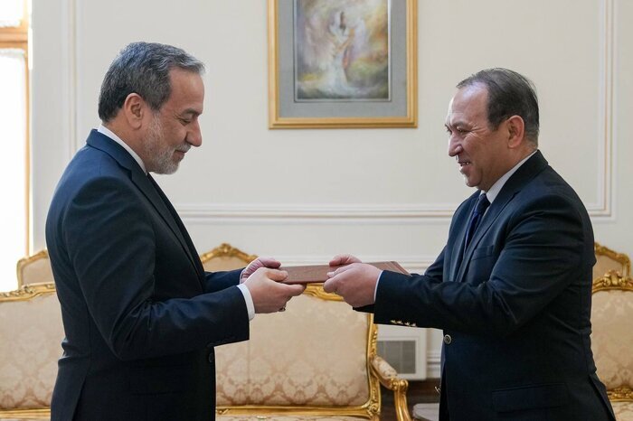 آغاز رسمی مأموریت سفرای جدید لبنان، آلمان و قرقیزستان با تقدیم رونوشت استوارنامه به عراقچی در تهران