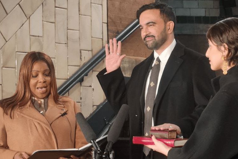 ممدانی با سوگند به قرآن به عنوان شهردار جدید نیویورک سوگند یاد کرد ممدانی با سوگند به قرآن به عنوان شهردار جدید نیویورک سوگند یاد کرد