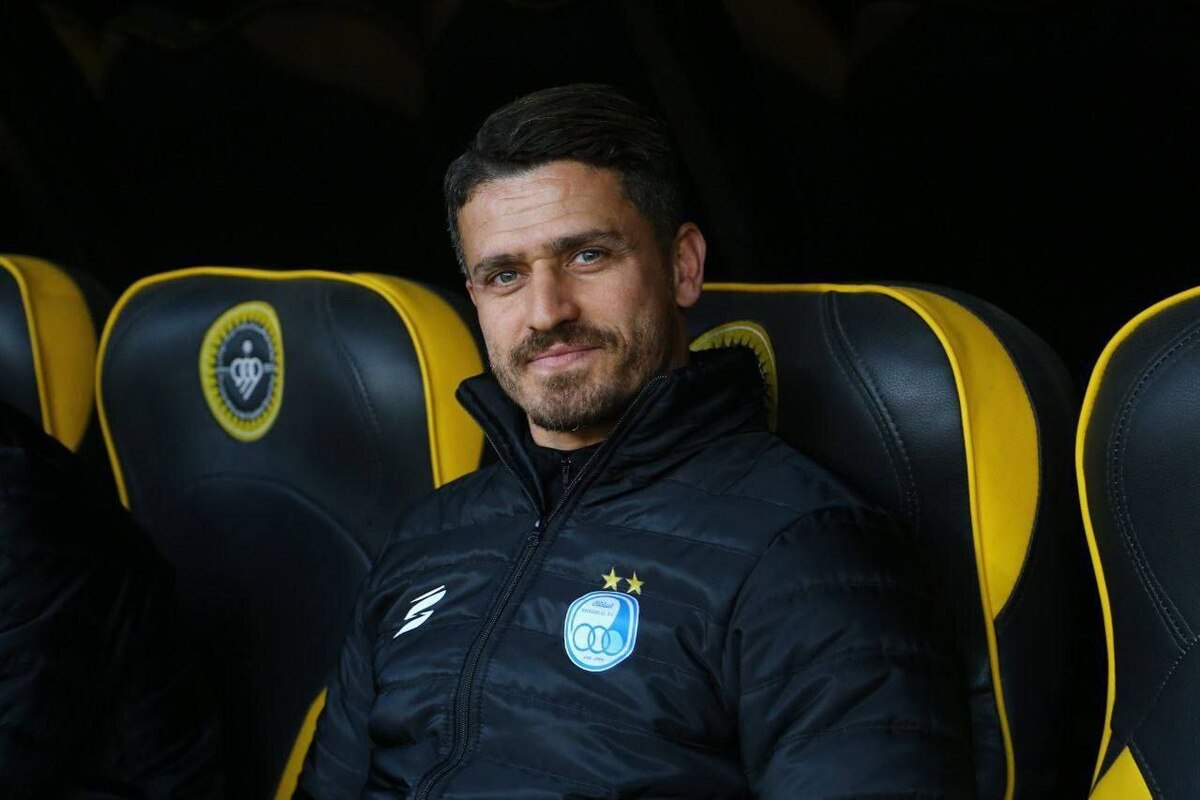 سرانجام مجوز حضور وریا غفوری روی نیمکت استقلال صادر شد و این چهره توانست از روی نیمکت بازی استقلال و سپاهان را نظاره کند.