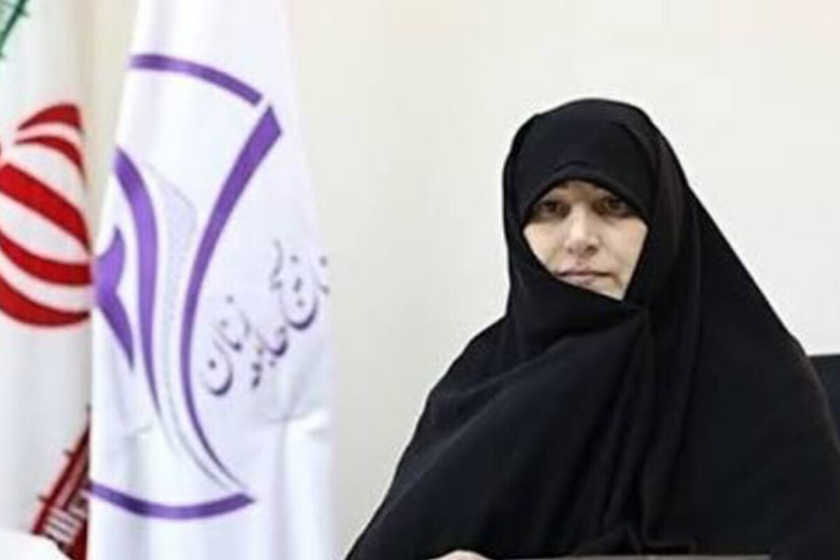 بعد از پیروزی انقلاب اسلامی، نگاه به حضور اجتماعی و اقتصادی زنان دستخوش تحولی جدی شد؛ تحولی که نه‌تنها دامنه فعالیت بانوان را گسترش داد، بلکه مفهوم اشتغال زنان را از چارچوب‌های محدود پیشین خارج کرد. مینا بیابانی، رئیس بسیج جامعه زنان کشور، با تأکید بر این تغییر رویکرد، معتقد است فراهم‌سازی شرایط متناسب برای اشتغال بانوان، زمینه نقش‌آفرینی هم‌زمان آنان در خانواده و عرصه اقتصاد را فراهم کرده است.