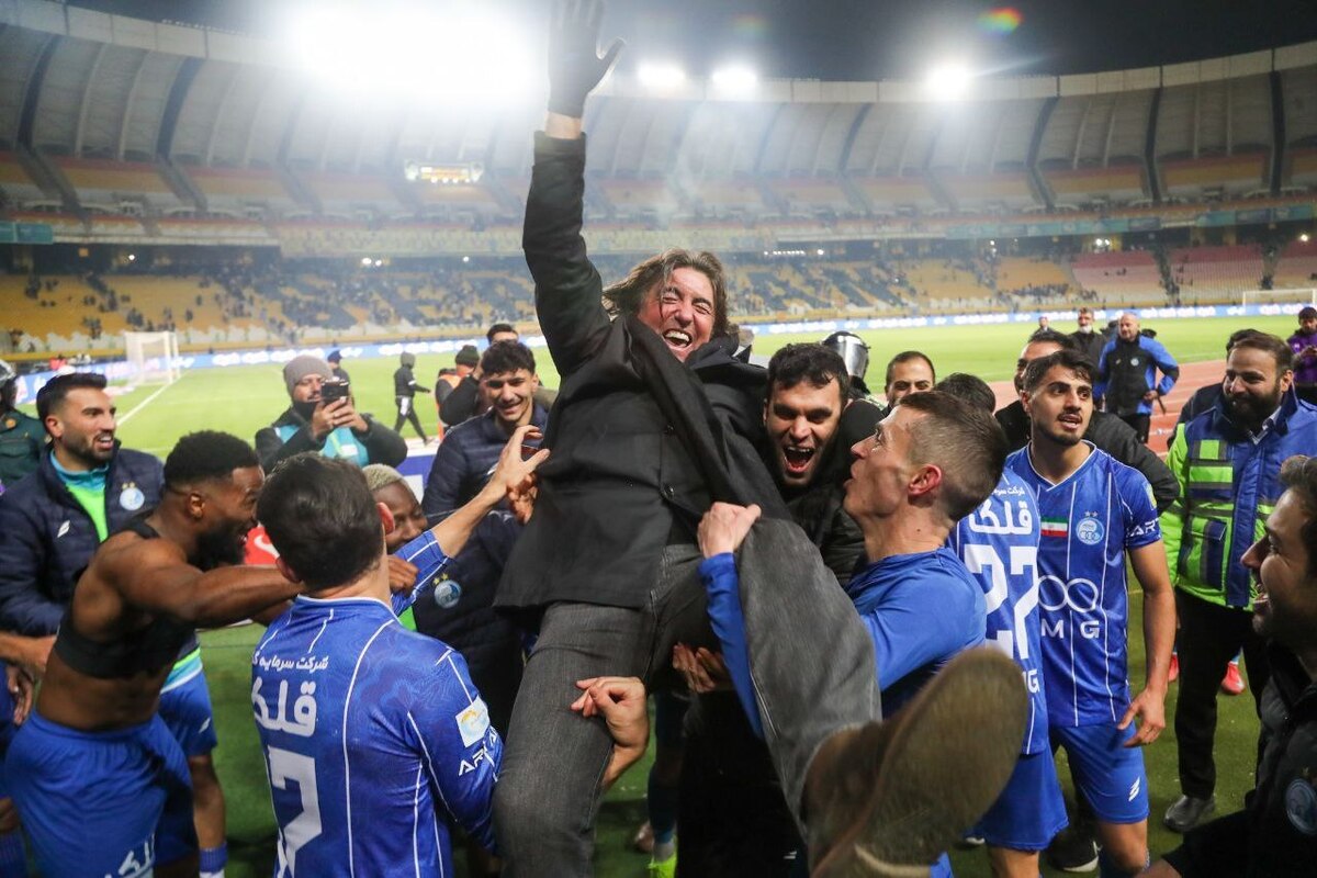 با برد بزرگی که ساپینتو در بازی پایانی نیم‌فصل اول استقلال مقابل سپاهان در ورزشگاه نقش جهان به دست آورد، در این باشگاه ابقا شد.