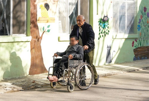 یاوران معنوی آسایشگاه شهید فیاض بخش مشهد حس پدری شان مرز ندارد | معنای دیگر پدر بودن یاوران معنوی آسایشگاه شهید فیاض بخش مشهد حس پدری شان مرز ندارد | معنای دیگر پدر بودن