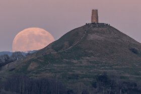 ابرماه زمستانی یا «ماه گرگ» آسمان شب جهان را روشن کرد + عکس