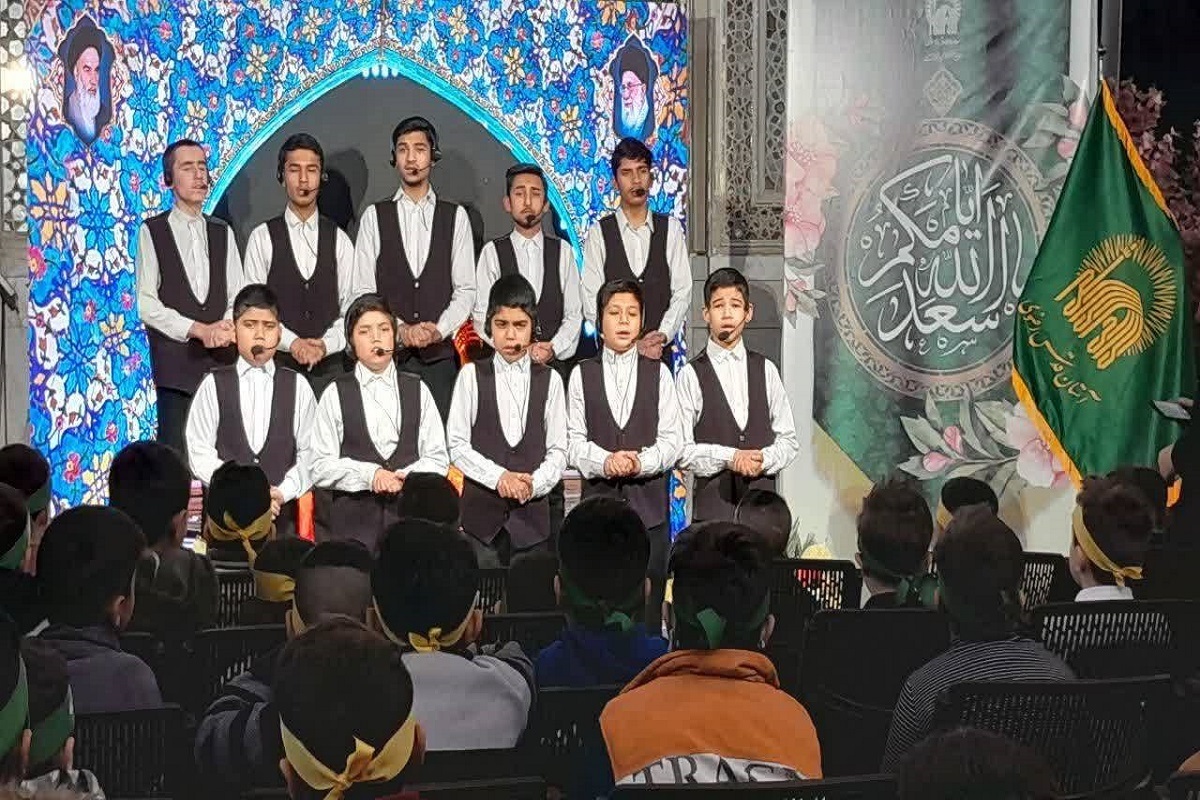 جشن سالروز ولادت مولای متقیان، حضرت علی (ع) با حضور زائران اردو زبان، در حرم مطهر رضوی برگزار شد.