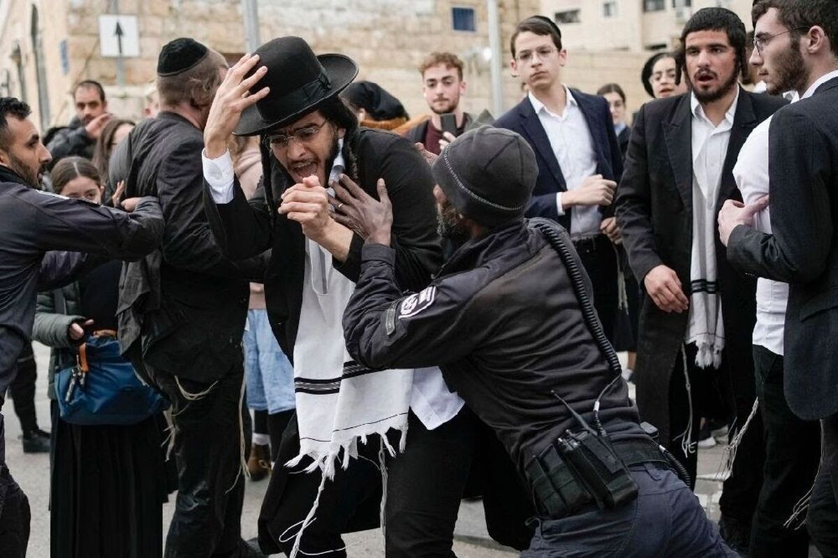 هم‌زمان با ادامه اختلافات داخلی در سرزمین‌های اشغالی، اعتراض یهودیان حریدی به قانون خدمت اجباری به مسدود شدن یکی از خیابان‌های اصلی قدس و مداخله خشونت‌آمیز پلیس انجامید.