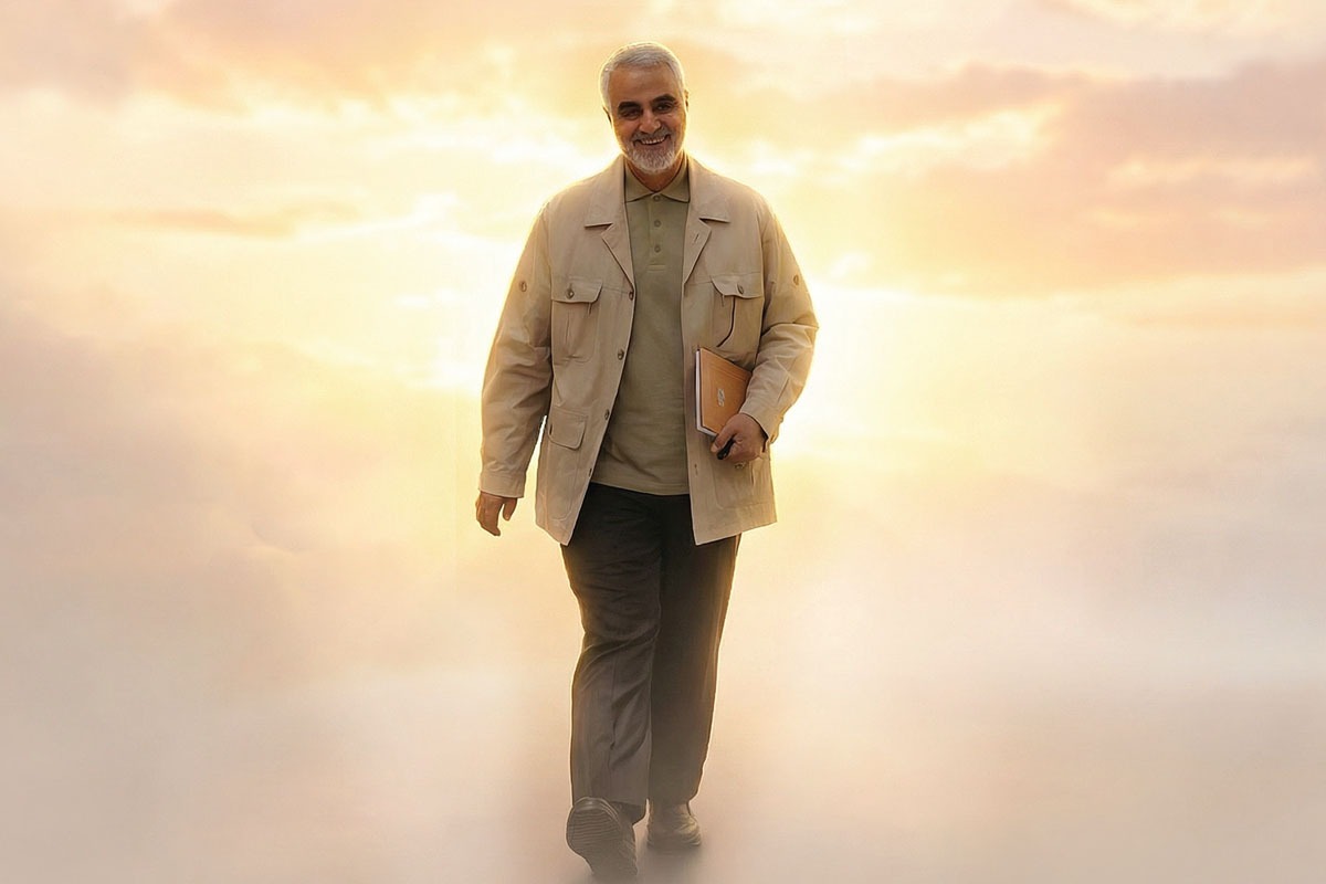 رفقای نزدیک‌تر یادشان هست که من سال‌ها قبل از شهادتش عکسش را تصویر زمینه گوشی‌ام گذاشته بودم و هر بار که یکی از رفقا زوم می‌کرد و چشمش می‌افتاد و می‌پرسید چرا سلیمانی؟ فقط لبخند می‌زدم، چون نمی‌شد عشق را توضیح داد.