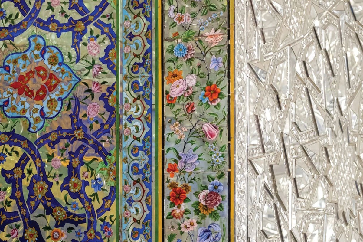 پیش‌تر گفته بودیم نخستین جایی که انسان خودش را در آن مانند آینه دید، آب بود. آب و آینه نزد ایرانیان و در تاریخ ایران نماد پاکی و روشنایی هستند.