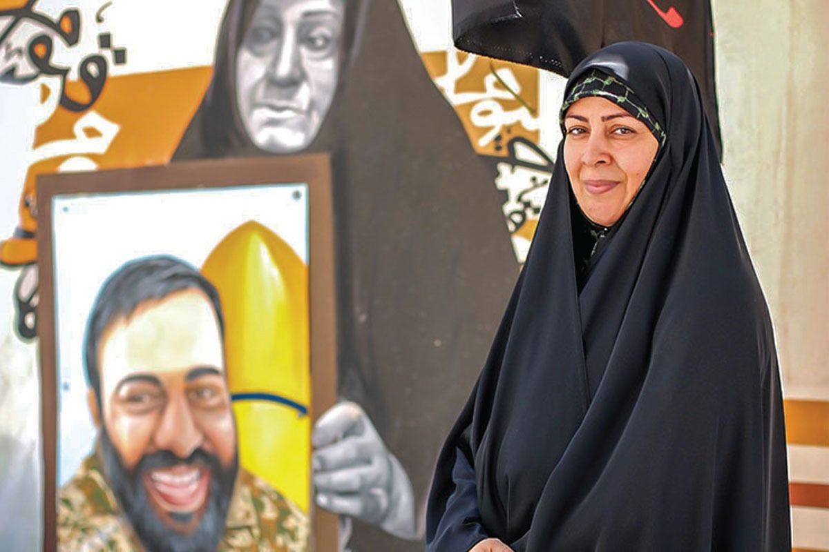 ریشه همه‌چیز در گذشته‌ای نزدیک است. در نام برادری که سال۱۳۵۶ در نیشابور به دنیا آمد و آذر۱۳۹۵، در حومه حلب و منطقه شیخ‌سعید، به‌عنوان شهید مدافع حرم به کاروان شهدا پیوست.