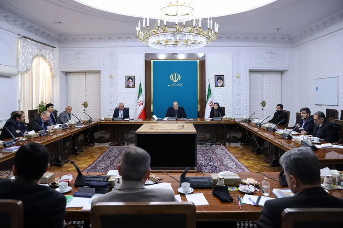 رئیس‌جمهور در جلسه پیگیری اجرای دستورالعمل جلوگیری از قاچاق سوخت، قاطعیت در برخورد با این پدیده را منوط به اقدام در سرمنشأهای اصلی دانست و بر استفاده از ظرفیت‌های فناورانه برای طراحی یک ساختار منسجم پایش زنجیره سوخت تاکید کرد.