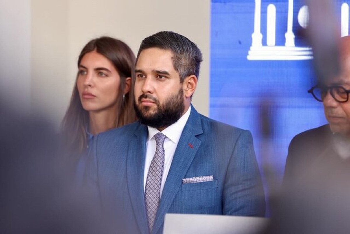 پسر «نیکولاس مادورو»، رئیس جمهور ونزوئلا اظهار داشت که وقایع پیرامون پدرش و همسرش، «سیلیا فلورس» یک «آدم ربایی» است که کرامت و حاکمیت ونزوئلا را هدف قرار داده است.