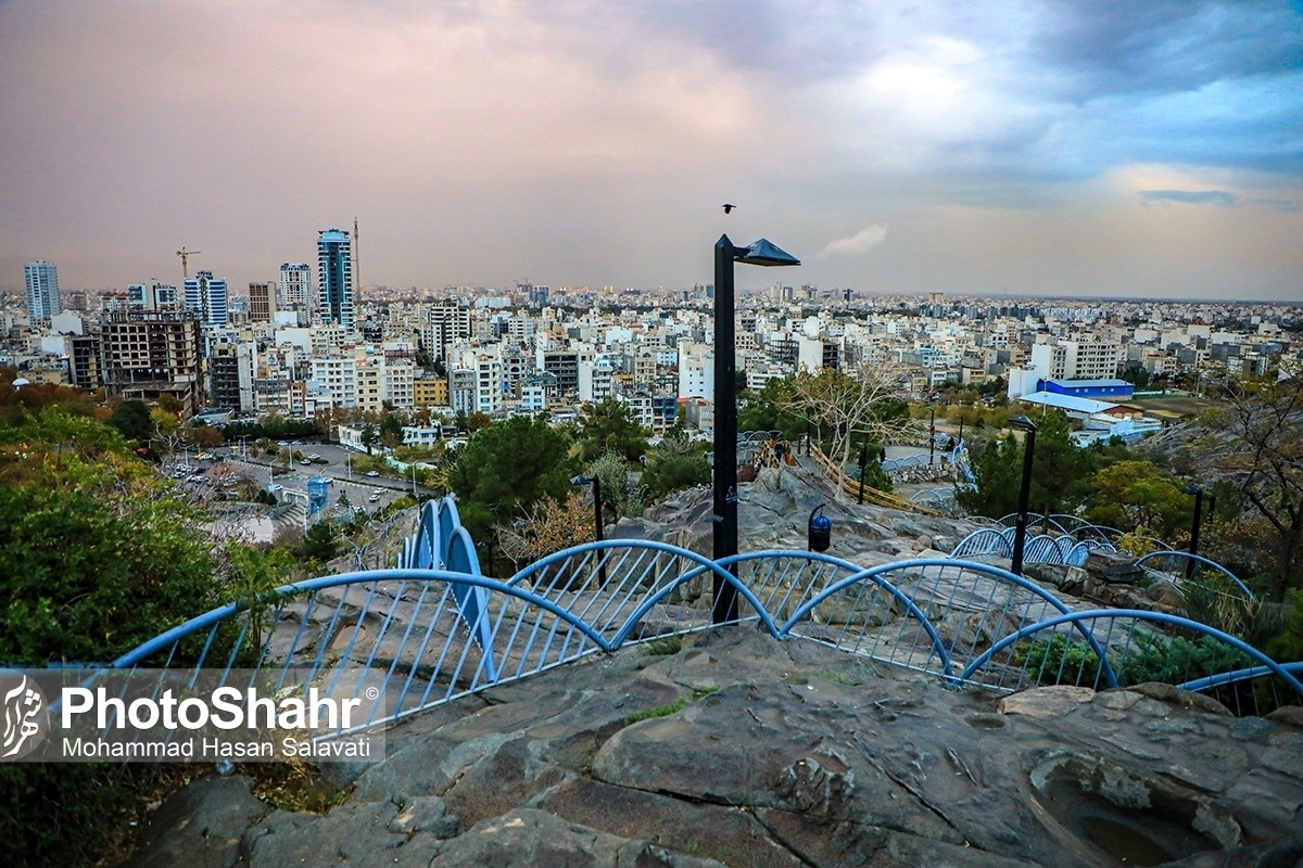 کارشناس اداره کل هواشناسی خراسان رضوی از تداوم جریانات پایدار جوی تا روز‌های پایانی هفته خبر داد و اعلام کرد که این وضعیت موجب افزایش و انباشت آلاینده‌های جوی در شهر‌های بزرگ و مناطق صنعتی استان، به‌ویژه مشهد مقدس خواهد شد این در حالی است که تا پایان هفته بارشی پیش‌بینی نمی‌شود.