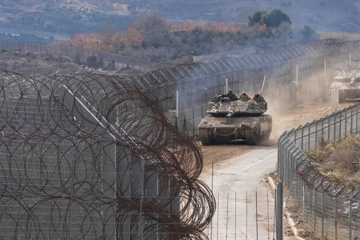 منابع محلی سوری گزارش دادند که نظامیان اسرائیلی با ۱۲ خودروی نظامی وارد مناطق مسکونی قنیطره شده و اقدام به تفتیش منازل شهروندان کرده‌اند.