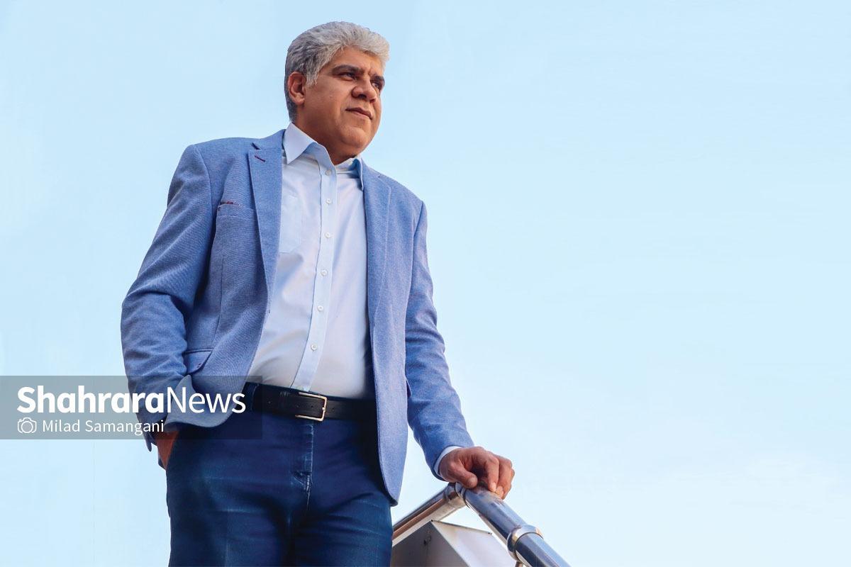 در جهانی که خبر‌ها و بحران‌ها با سرعتی سرسام‌آور از کنار ما عبور می‌کنند، طنز هنوز یکی از جدی‌ترین ابزار‌ها برای فهم و نقد واقعیت است؛ ابزاری که می‌تواند هم بخنداند و هم هشدار بدهد.