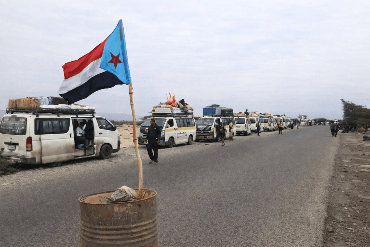 در تحولی ناگهانی در جنوب یمن، نیرو‌های شورای انتقالی جنوب از کاخ ریاست‌جمهوری معاشیق در عدن عقب‌نشینی کردند و کنترل آن را به نیرو‌های «العمالقة» تحت حمایت عربستان سپردند.