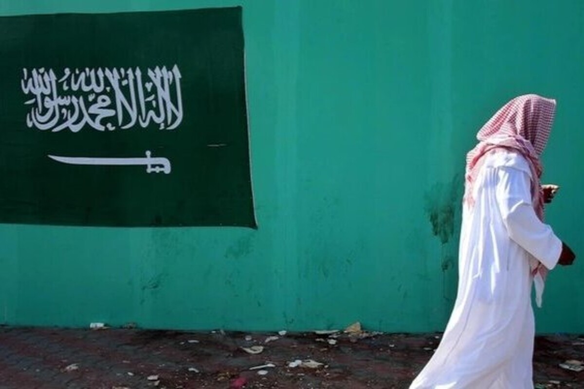 روزنامه الاخبار از داستان شاهزاده قلابی سعودی به نام «ابو عمر» پرده برداشت که تمام چشم‌انداز سیاسی لبنان را دربرمی‌گیرد. چشم‌اندازی شامل یک طبقه سیاسی با اطلاعات محدود که با سرسپردگی به قدرت‌های خارجی تا سرحد لجاجت و آمادگی برای اجرای درخواست‌ها، حتی دستورات، بدون هیچ بحث یا اعتراضی مشخص می‌شود.