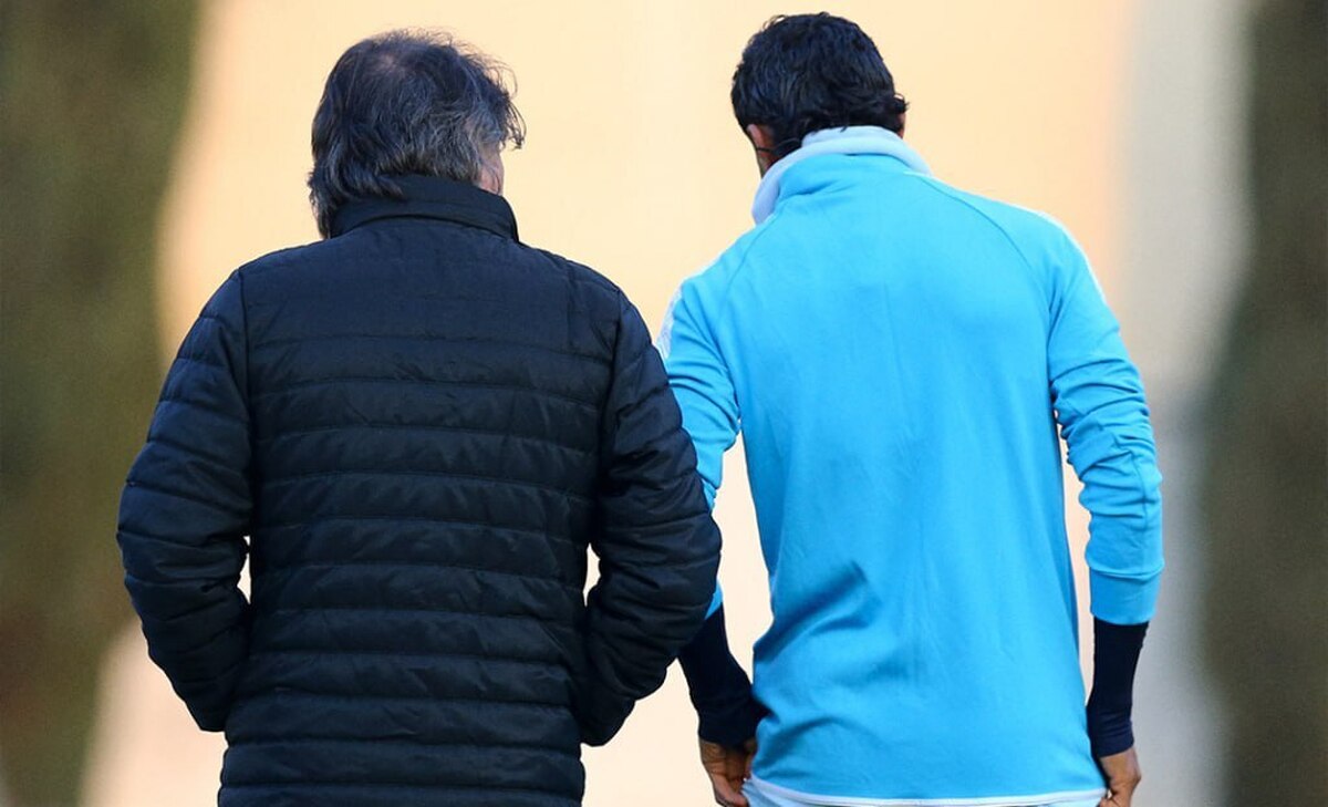 در حاشیه تمرین امروز استقلال، سرمربی پرتغالی این تیم دقایقی با رامین رضاییان به گفت‌و‌گو پرداخت.