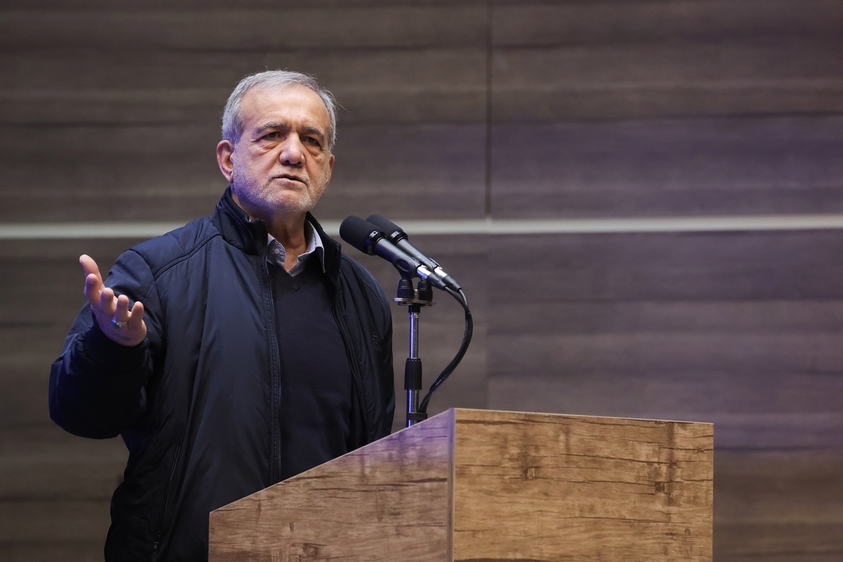 رئیس‌جمهور گفت: مقصر شرایط موجود مردم، کارمندان یا دانشجویان نیستند؛ مقصر من هستم، ما هستیم. باید عملکردمان را اصلاح کنیم.