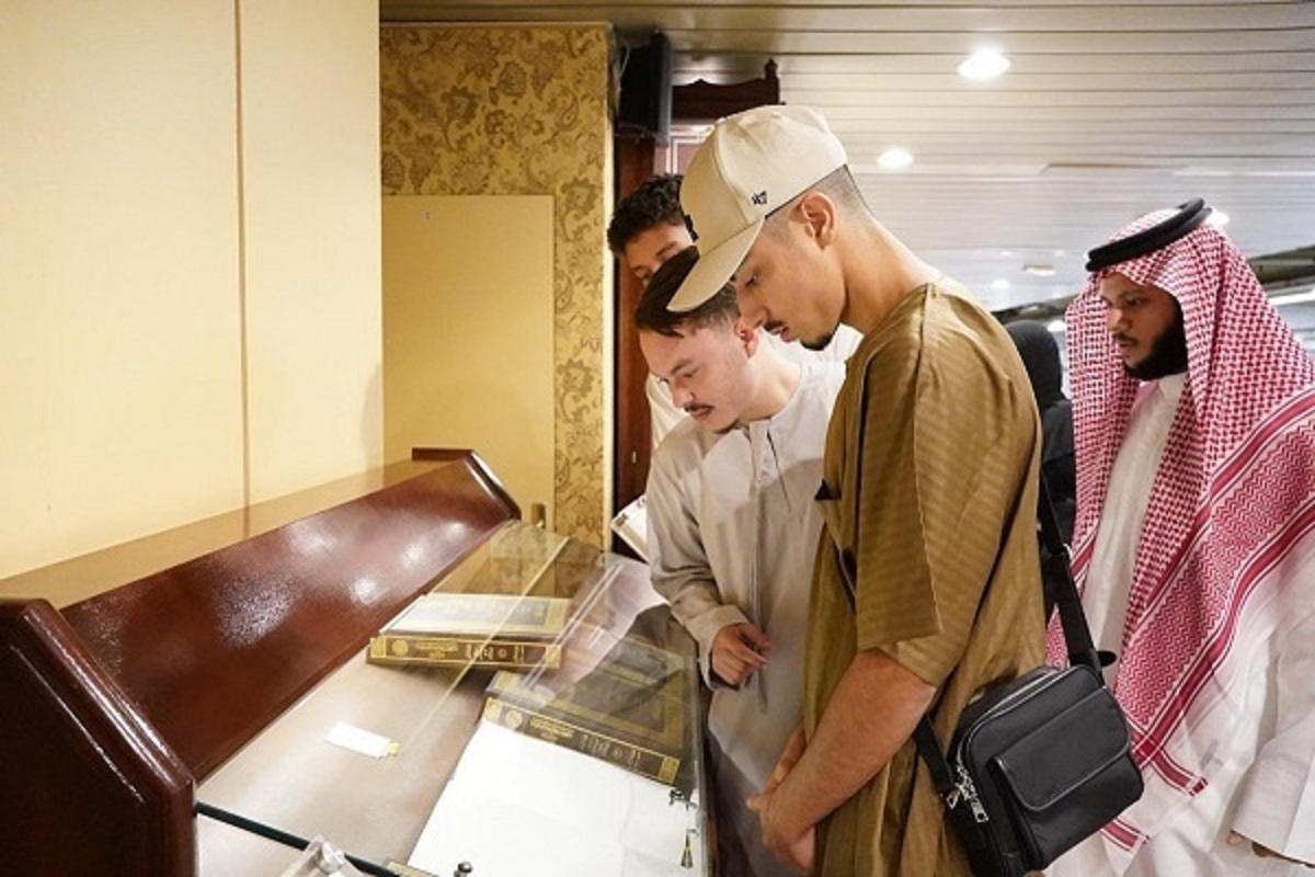 هیئتی متشکل از عمره‌گزاران ۳۴ کشور، از مجمع چاپ و نشر قرآن «ملک فهد» در مدینه، بازدید کردند.