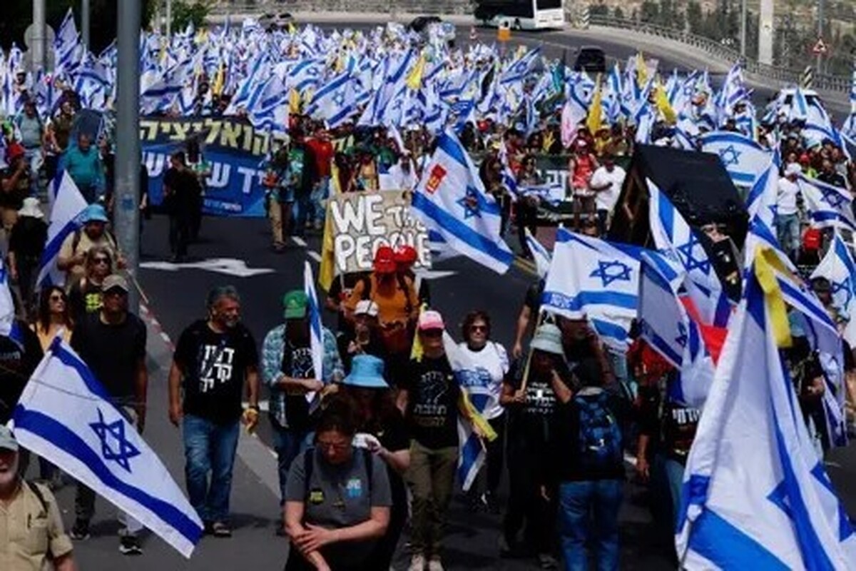 معترضان در فلسطین اشغالی امروز چهارشنبه مقابل دیوان عالی قضایی تجمع کرده و خواستار محاکمه اعضای کابینه نتانیاهو شدند.آنها تأکید کردند که با وجود فشارها، سکوت نخواهند کرد و اعتراض‌ها ادامه خواهد داشت.