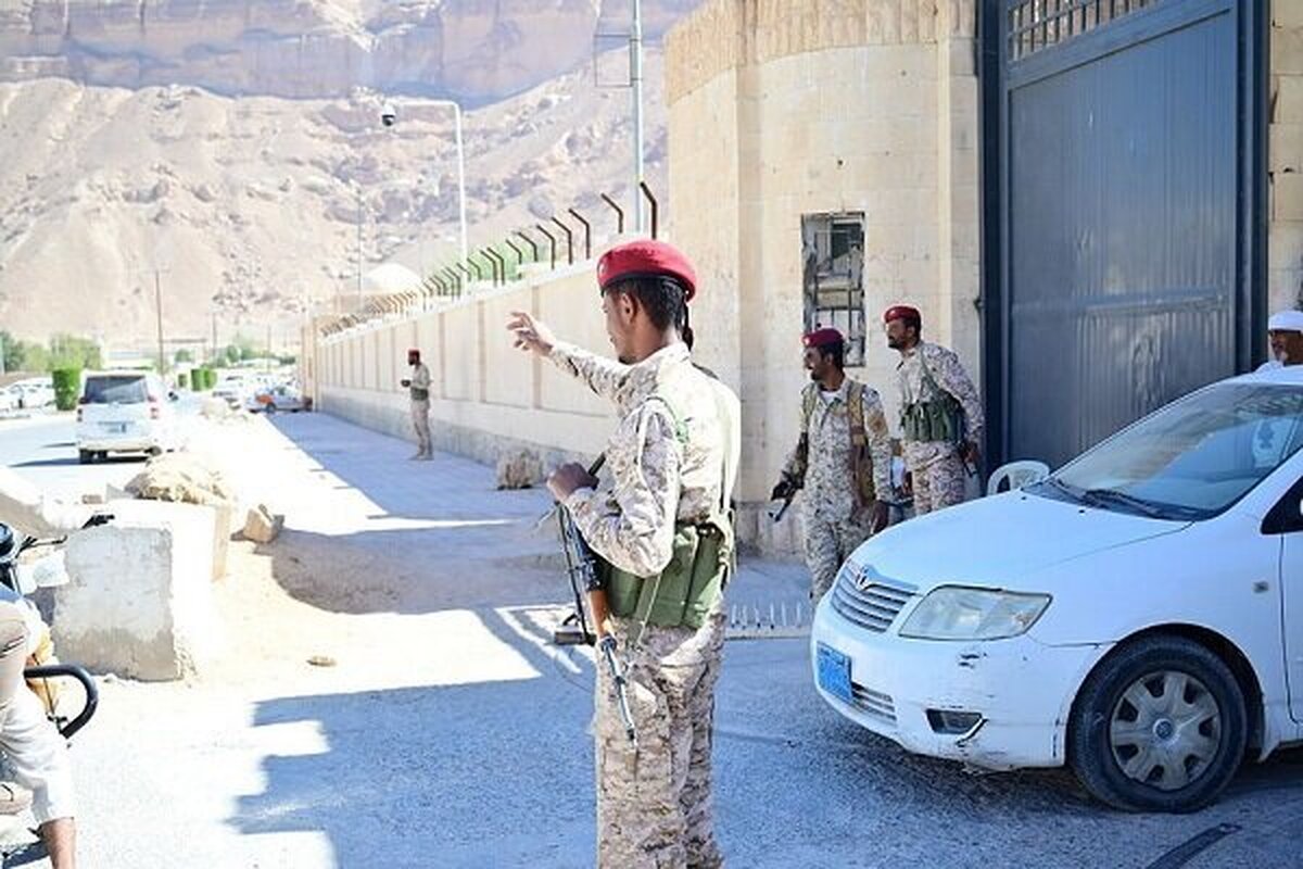 استاندار حضرموت یمن تعدادی از فرماندهان منطقه دوم نظامی و نیرو‌های امنیتی و پلیس ساحلی این استان را برکنار و آنها را به دادگاه نظامی معرفی کرد.