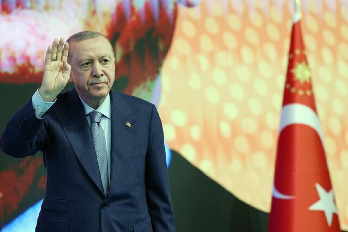 رئیس‌جمهور ترکیه با بیان اینکه اگر کشور‌ها بر روی میز بازی نکنند و در آن مشارکت نداشته باشند، به طرفی که در آماج تجزیه قرار می‌گیرد تبدیل می‌شوند، تاکید کرد: ما از جمله کسانی هستیم که بر روی میز بازی می‌کنیم و تبدیل به لقمه‌ای برای تجزیه نخواهیم شد.