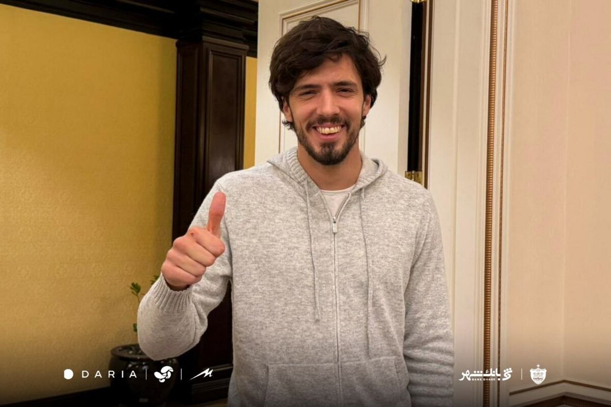 هافبک اروپایی پرسپولیس پس از پشت‌سرگذاشتن مراحل درمانی، امشب به جمع هم‌تیمی‌های خود در کمپ اسپایر اضافه شد و رسماً به کاروان سرخ‌پوشان پیوست.