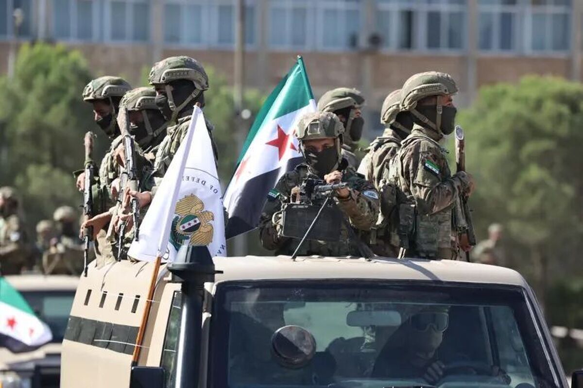 در پی هشدارهای نیروهای دموکراتیک سوریه درباره وضعیت امنیتی حلب، دولت موقت سوریه با صدور بیانیه‌ای رسمی، این اظهارات را نادرست خواند و تأکید کرد که هیچ طرفی جز نهادهای رسمی دولت، حق مداخله امنیتی و نظامی در این شهر را ندارد.