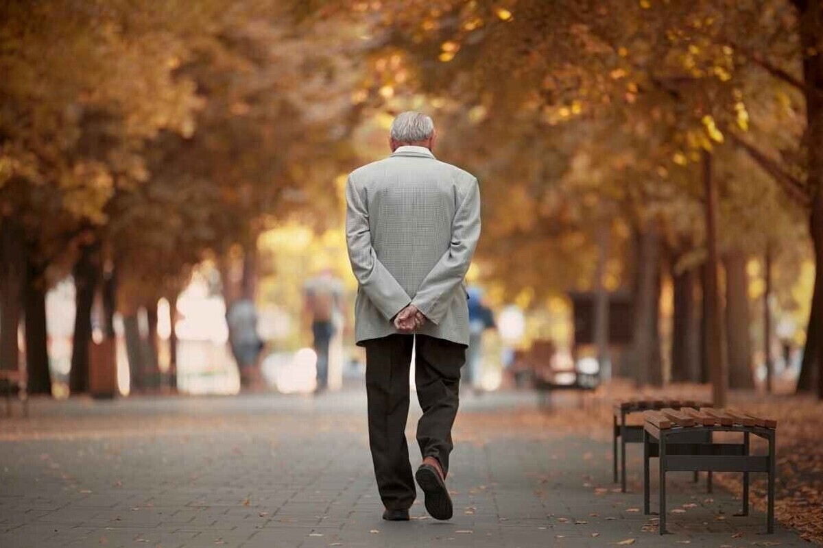 معاون بهداشت وزارت بهداشت جوانی جمعیت را نخستین اولویت نظام سلامت خواند و با بیان اینکه امروز تلفن‌های هوشمند به ابزاری در دسترس عموم مردم تبدیل شده‌اند و حتی تعداد آنها از جمعیت کشور فراتر رفته است، گفت: این موضوع فرصتی بی‌سابقه برای ارتقای سواد سلامت و تقویت خودمراقبتی فراهم کرده است.