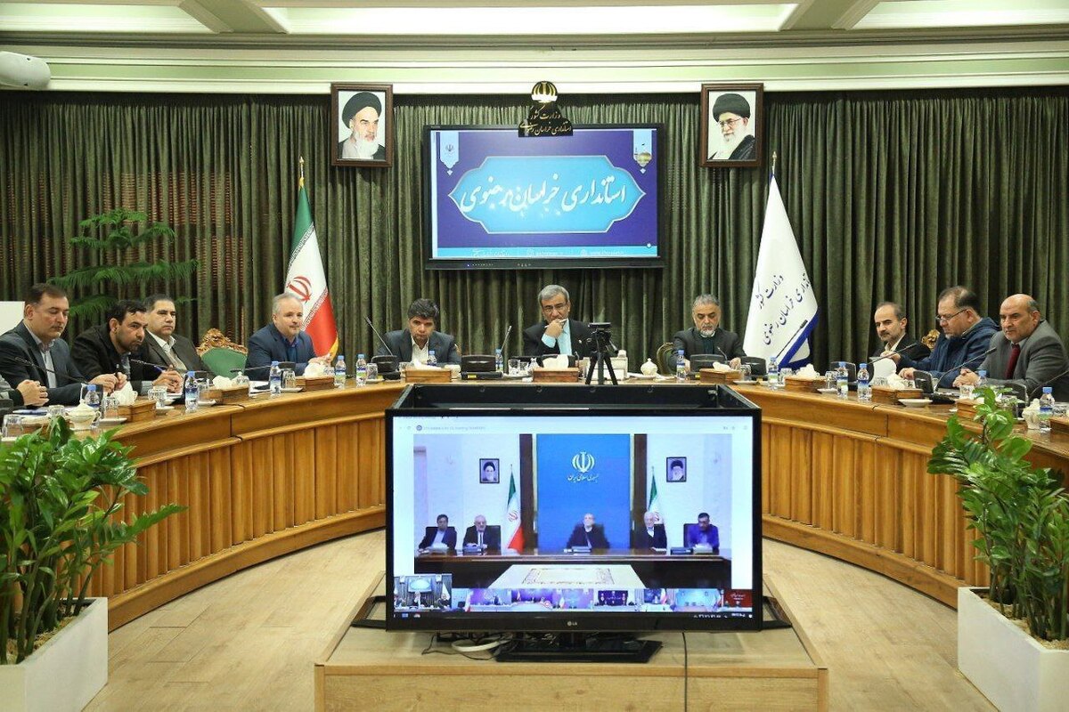 نشست وبیناری رئیس‌جمهور با استانداران سراسر کشور با محوریت بررسی و اجرای طرح جامع حمایت معیشتی و امنیت غذایی در حال برگزاری است.