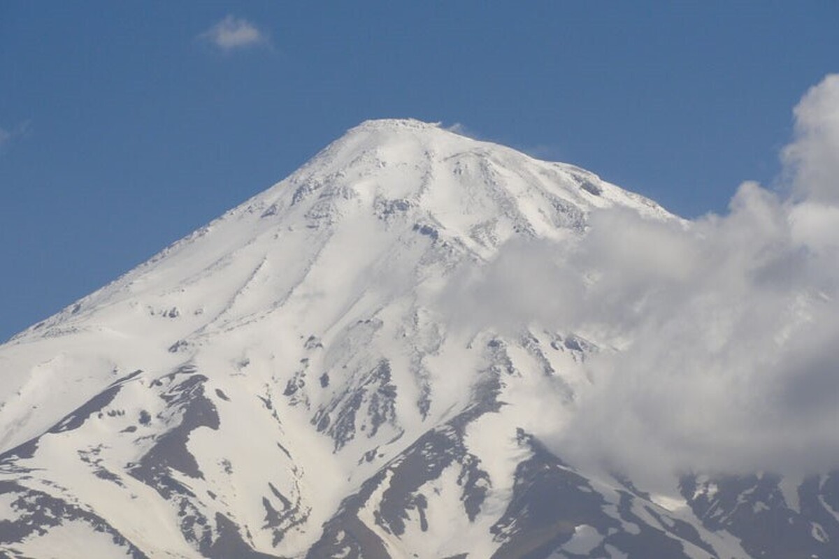 ویدئویی زیبا و برفی از قله دماوند که نمایی فوق العاده را به نمایش گذاشته است را مشاهده می‌کنید.