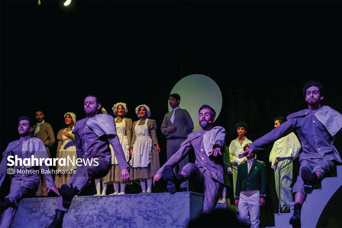 در مشهد، هنر تئاتر باوجود ظرفیت‌های فراوانش، همچنان با مشکلات ساختاری و اداری دست‌و‌پنجه نرم می‌کند. یکی از چالش‌های اصلی هنرمندان، عبور از پیچ‌و خم کاغذبازی اداری و روند کُند صدور مجوز‌های اجراست.