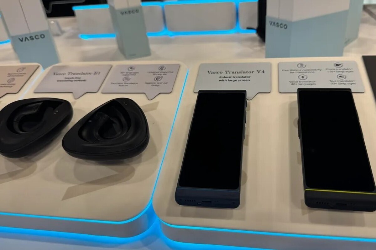 این دستگاه پوشیدنی مستقل، با پشتیبانی از بیش از ۵۰ زبان، مکالمه دوطرفه را به‌طور هم‌زمان و طبیعی ممکن می‌کند، بدون اینکه کاربران نیاز به اپلیکیشن یا تماس مستقیم با گوشی داشته باشند.