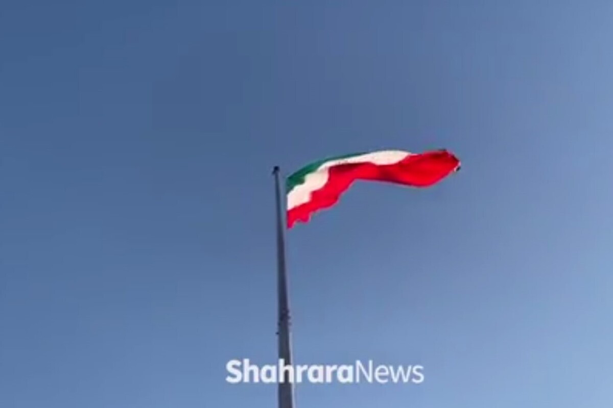 مردم مشهد در پی اهانت اغتشاشگران به پرچم مقدس جمهوری اسلامی ایران، امروز (پنجشنبه) در میدان فجر مشهد گردهم آمدند و بار دیگر بر پرچم سربلند ایران که نماد همبستگی و دلدادگی به وطن است، احترام گذاشتند.