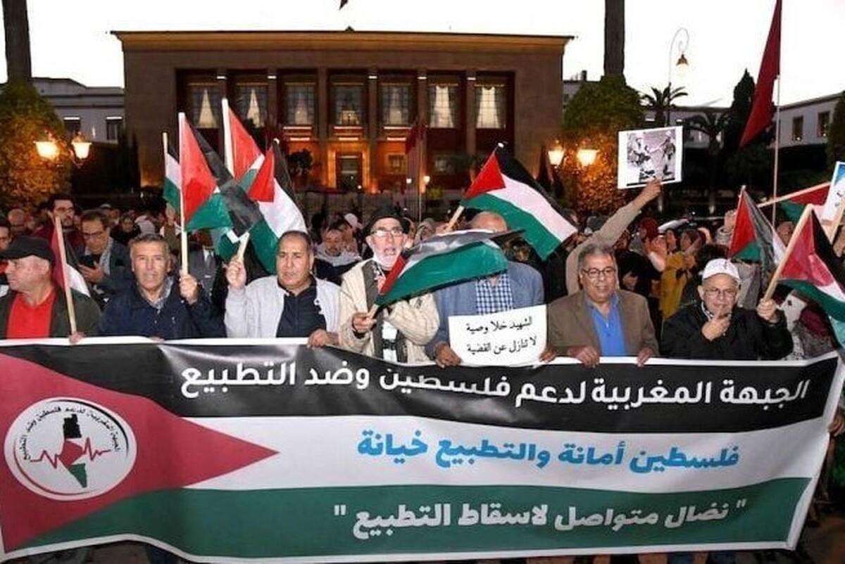 شهروندان مغربی با تجمع مقابل پارلمان کشورشان، پرچم رژیم صهیونیستی را به آتش کشیده و خواهان لغو روند عادی سازی دولت رباط با تل آویو شدند.