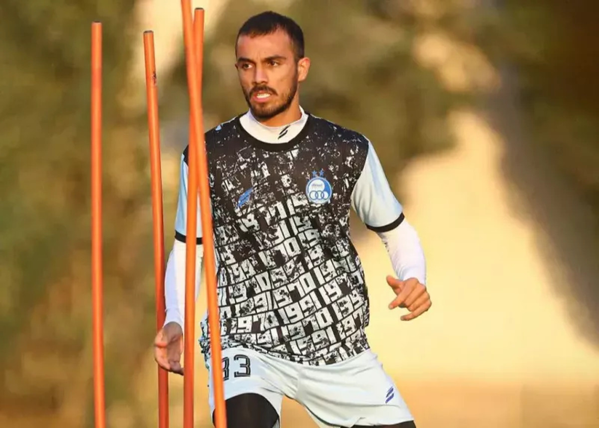 مدافع استقلال امروز ۲۰ دی ۱۴۰۴ با حضور در تمرین آبی‌ها، به زمزمه‌ها درباره جدایی اش پایان داد.