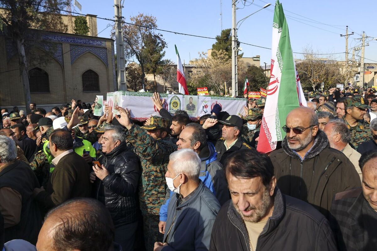 دادستان مرکز فارس از شهادت ۶ تن از نیروهای حافظ امنیت در شب‌های اخیر در استان خبرداد و گفت: متاسفانه بیش از ۱۲۰ تن از ماموران انتظامی و سایر ضابطین نیز مجروح و مصدوم شدند.